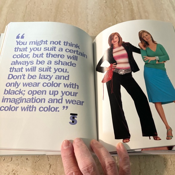🎄$3 bundled What You Wear Can Change Your Life Book - Picture 11 of 11